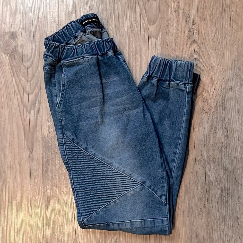 Size M Almost Famous Jogger